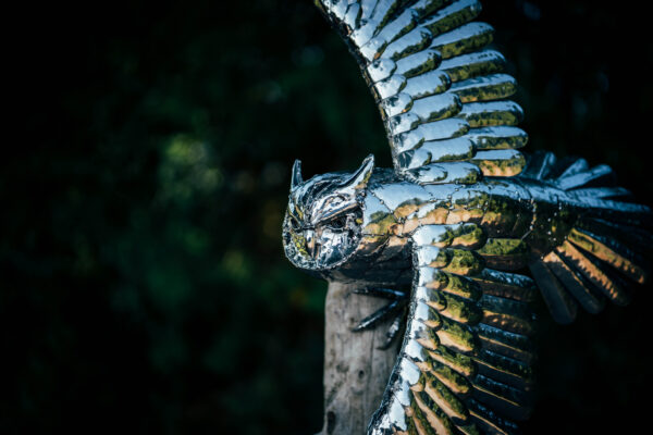 Owl statue in metal, perfect for the garden.