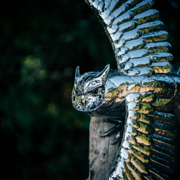 Owl statue in metal, perfect for the garden.