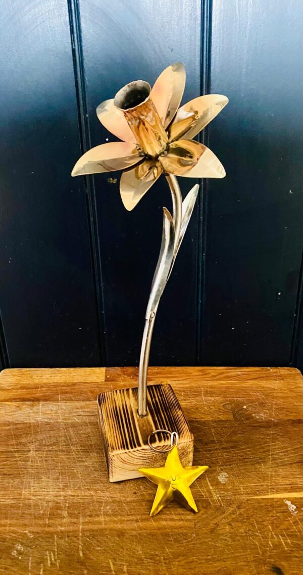 Daffodil sculpture. Perfect for Mothers day gift. Or to Celebrate St Davidds Day